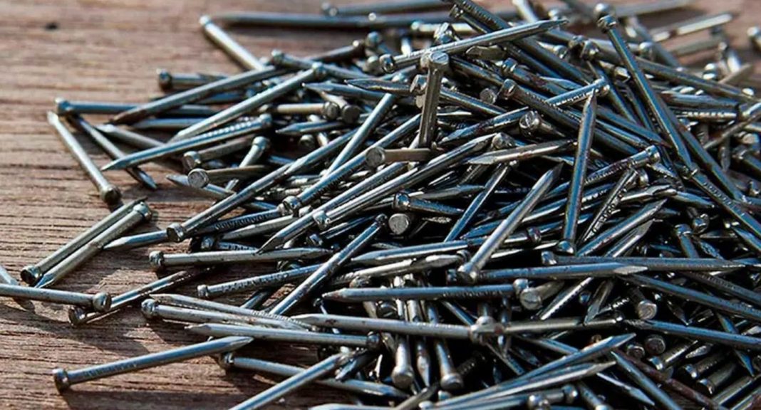 México impone arancel temporal a clavos de acero de China