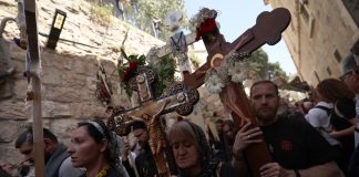 Peregrinos celebran el Viernes Santo en Jerusalén pese a la guerra