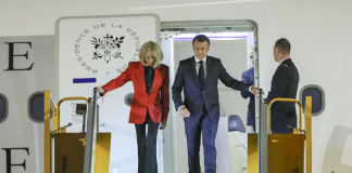 ¿Una broma? Esposa de Macron lo cachetea al bajar de avión presidencial