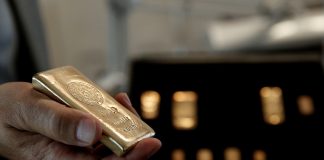 El oro sube un 2 % tras nuevas amenazas arancelarias de Trump