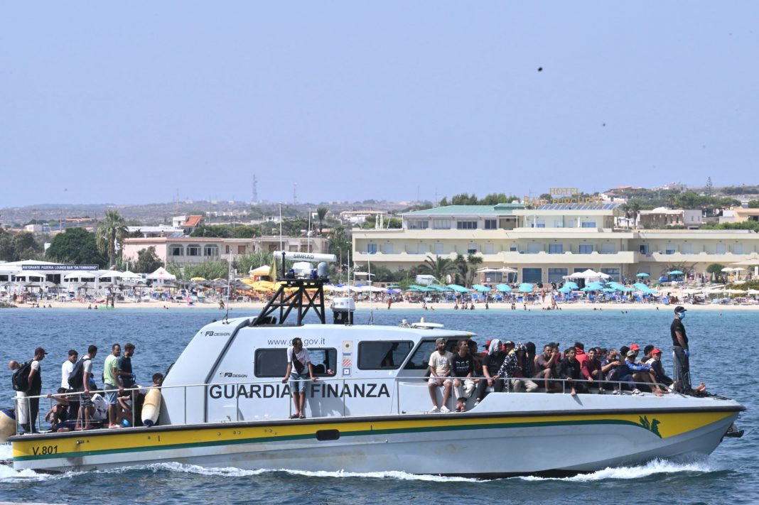 Casi 300 migrantes, entre ellos muertos, llevados a la isla italiana de Lampedusa durante la noche