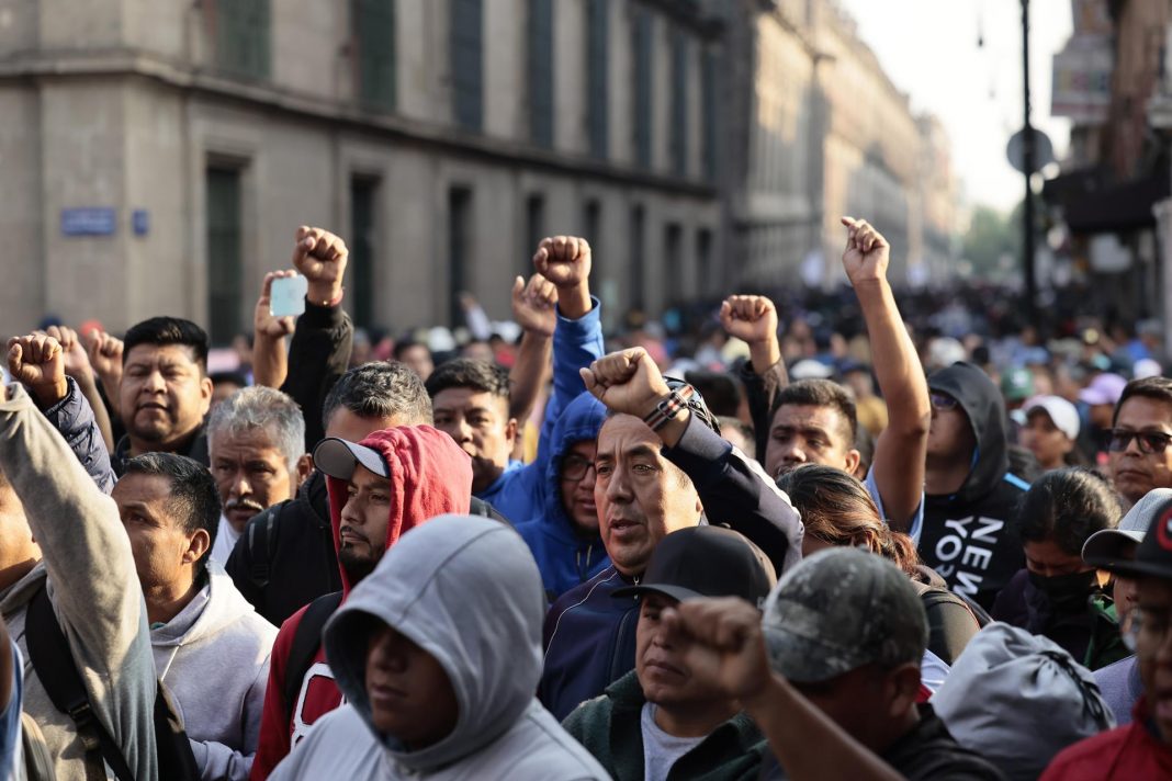 Maestros bloquean acceso a Palacio Nacional antes de conferencia de presidenta de México Más de un millón de alumnos sin clases por paro de la CNTE