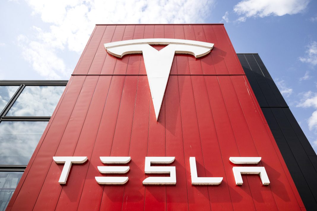 Unos 10.000 conductores en Australia demandan a Tesla por problemas del frenado automático