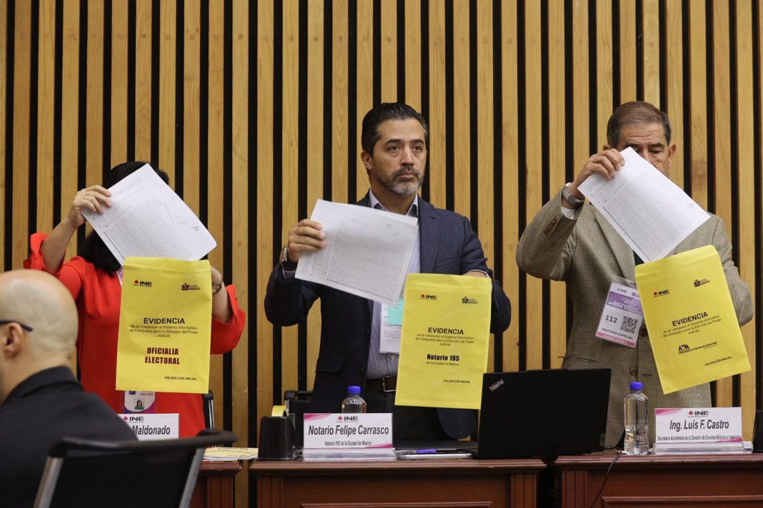 INE entrega constancias a nuevos ministros de la SCJN