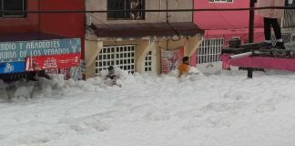 Afectados por espuma tóxica en Naucalpan tras inundación