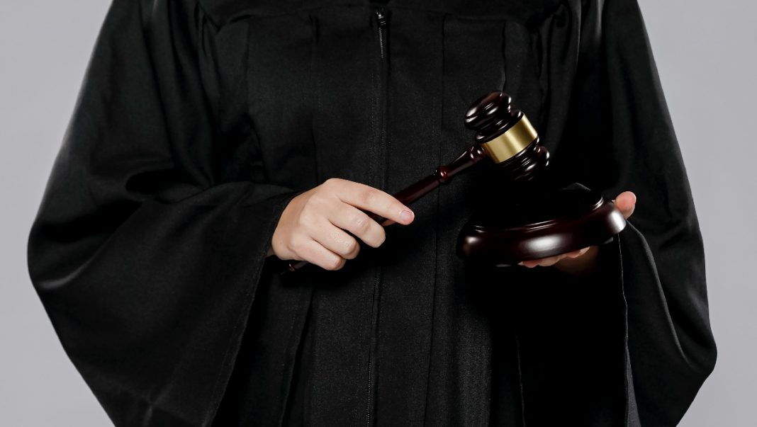 Sheinbaum cede al Congreso decisión sobre uso de toga en la SCJN