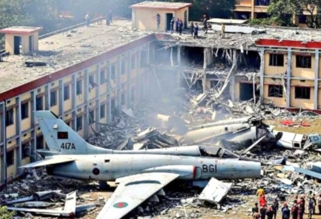 Avión militar cae sobre una escuela en Bangladesh dejando 19 muertos