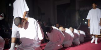 Willy Chavarria protesta contra Trump y Bukele en París