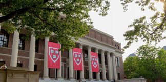 Harvard cierra oficinas de diversidad tras exigencia de Trump