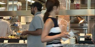 Hijo de AMLO es captado desayunando en hotel de lujo en Tokio