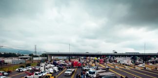 Bloqueos en carreteras por secuestro de líder de transportistas