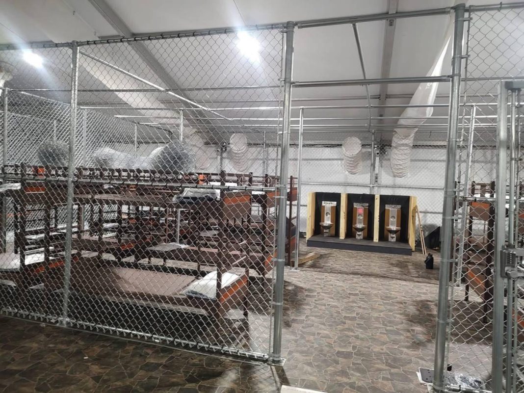 Denuncian al gobierno de Trump por falta de asesoría legal en centro de migrantes de Florida