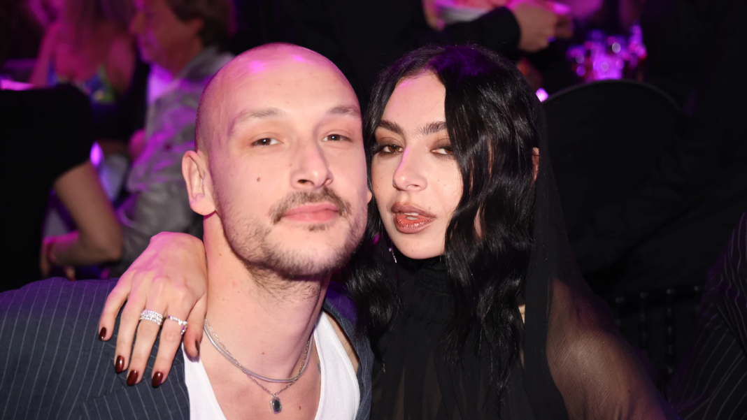 Charli XCX se casa en Londres con George Daniel, baterista de The 1975 Charli XCX se casa en Londres con George Daniel, baterista de The 1975