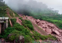 Deslave en India arrasa con un pueblo; hay 4 muertos y 50 desaparecidos