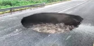 Se abre socavón sobre la carretera Apatzingán‑Múgica