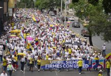 Miles de colombianos marchan para apoyar al expresidente Álvaro Uribe
