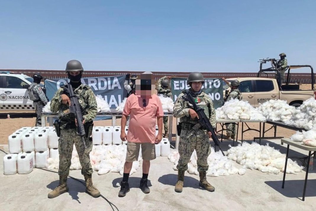 cristal-838-kilos-san-luis-rio-colorado-sonora En San Luis Río Colorado, Sonora, elementos de la Guardia Nacional aseguraron 838 kilos de cristal ocultos en un tractocamión que se dirigía a San Quintín, Baja California. Durante la inspección, también fue detenido un hombre de 53 años, originario de Reforma, Sinaloa. La acción tuvo lugar en el puesto de revisión militar “Cucapah”, donde fuerzas federales detectaron irregularidades en el vehículo, que había salido de Monterrey, Nuevo León. El hallazgo se confirmó tras una revisión física que reveló cientos de paquetes con clorhidrato de metanfetamina, comúnmente conocido como cristal. Inspección revela cargamento oculto La inspección fue motivada por inconsistencias observadas en las imágenes del sistema de rayos gamma del tractocamión marca Kenworth, color blanco. Posteriormente, al abrir la carga, los elementos federales localizaron: • 1,863 paquetes de aproximadamente 450 gramos cada uno. • 74 galones de 10 litros con posible metanfetamina líquida. Detención del responsable El conductor fue identificado como Almicar “N”, quien fue puesto a disposición del Ministerio Público Federal junto con la droga y el vehículo asegurado. Las autoridades darán seguimiento al caso mediante una investigación en curso. Relevancia del decomiso Este aseguramiento representa un golpe significativo al tráfico de drogas sintéticas en la región noroeste del país. La Mesa Estatal de Seguridad de Sonora informó que este tipo de acciones forman parte de las estrategias coordinadas entre fuerzas armadas y autoridades civiles para combatir el crimen organizado.