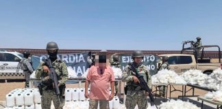 En San Luis Río Colorado, Sonora, elementos de la Guardia Nacional aseguraron 838 kilos de cristal ocultos en un tractocamión que se dirigía a San Quintín, Baja California. Durante la inspección, también fue detenido un hombre de 53 años, originario de Reforma, Sinaloa. La acción tuvo lugar en el puesto de revisión militar “Cucapah”, donde fuerzas federales detectaron irregularidades en el vehículo, que había salido de Monterrey, Nuevo León. El hallazgo se confirmó tras una revisión física que reveló cientos de paquetes con clorhidrato de metanfetamina, comúnmente conocido como cristal. Inspección revela cargamento oculto La inspección fue motivada por inconsistencias observadas en las imágenes del sistema de rayos gamma del tractocamión marca Kenworth, color blanco. Posteriormente, al abrir la carga, los elementos federales localizaron: • 1,863 paquetes de aproximadamente 450 gramos cada uno. • 74 galones de 10 litros con posible metanfetamina líquida. Detención del responsable El conductor fue identificado como Almicar “N”, quien fue puesto a disposición del Ministerio Público Federal junto con la droga y el vehículo asegurado. Las autoridades darán seguimiento al caso mediante una investigación en curso. Relevancia del decomiso Este aseguramiento representa un golpe significativo al tráfico de drogas sintéticas en la región noroeste del país. La Mesa Estatal de Seguridad de Sonora informó que este tipo de acciones forman parte de las estrategias coordinadas entre fuerzas armadas y autoridades civiles para combatir el crimen organizado.