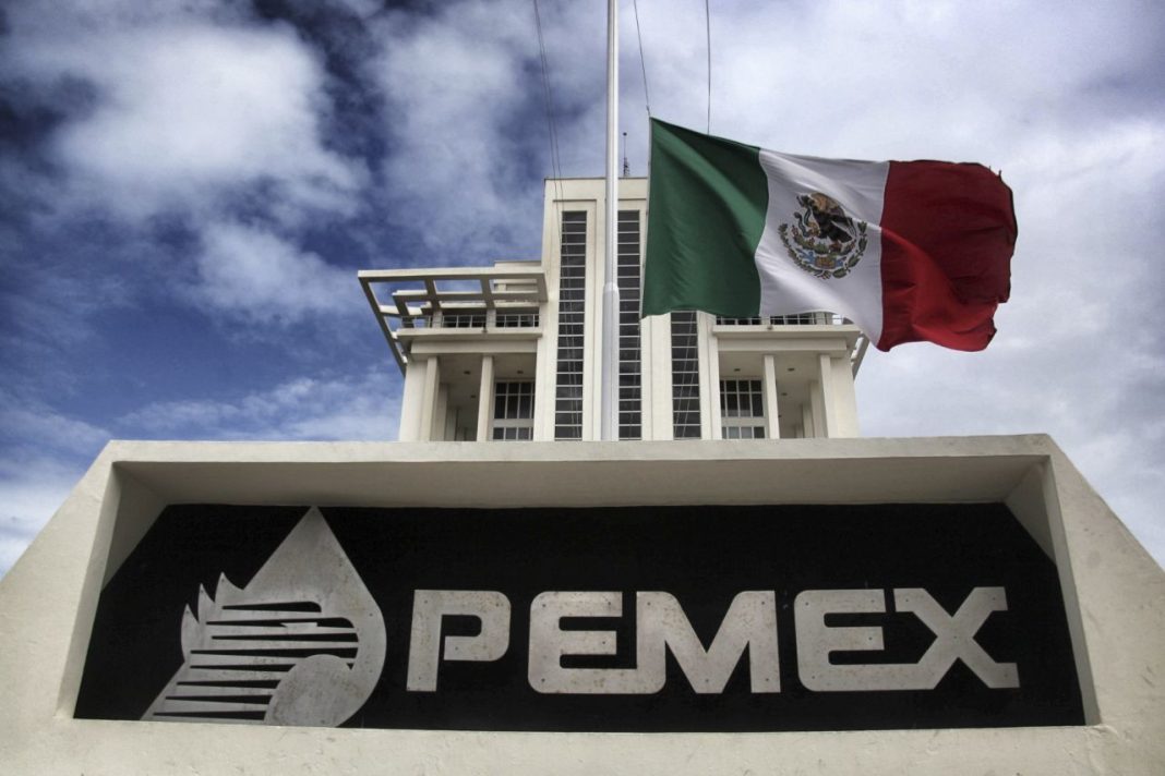 VERACRUZ, VERACRUZ., 02FEBRERO2013.- Con un discreto dispositivo de seguridad es resguardada la Torre Administrativa de Pemex en el puerto de Veracruz, la cual se encuentra en el Paseo del Malecón y hoy izó su bandera a media asta con motivo del luto nacional por la tragedia ocurrida en su similar del Distrito Federal. FOTO: FÉLIX MÁRQUEZ/CUARTOSCURO.COM Pemex invertirá 30 mil mdp para frenar el robo de combustible