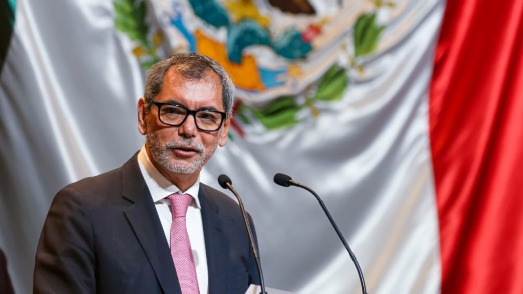 Comparece el secretario de Hacienda en medio de críticas por deuda y evasión