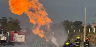 Pipa de gas vuelca en la México-Puebla y causa cierre completo de la autopista