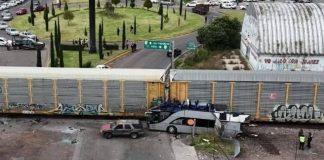 Sube a 10 muertos y 55 heridos el saldo tras choque entre autobús y tren en Edomex