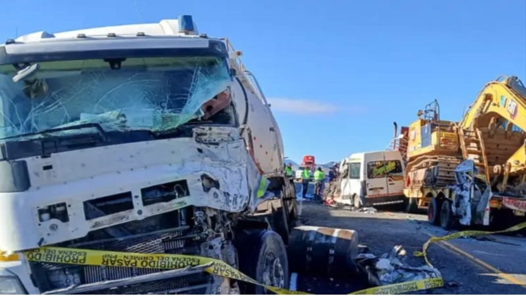 accidente-vial-provoco-muerte-pasajeros Triple choque en carretera Puno-Moquegua deja 14 muertos en Perú