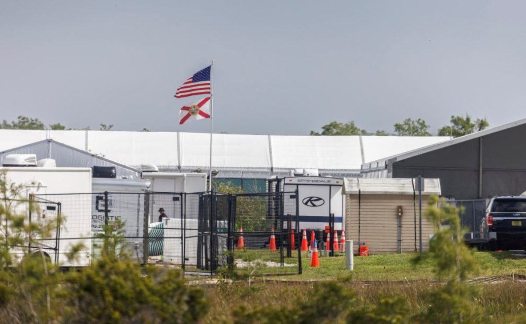 alligator-alcatraz-centro-de-detencion-para-migrantes-en-florida Autoridades mexicanas atienden a 198 connacionales detenidos en el centro migratorio de Florida