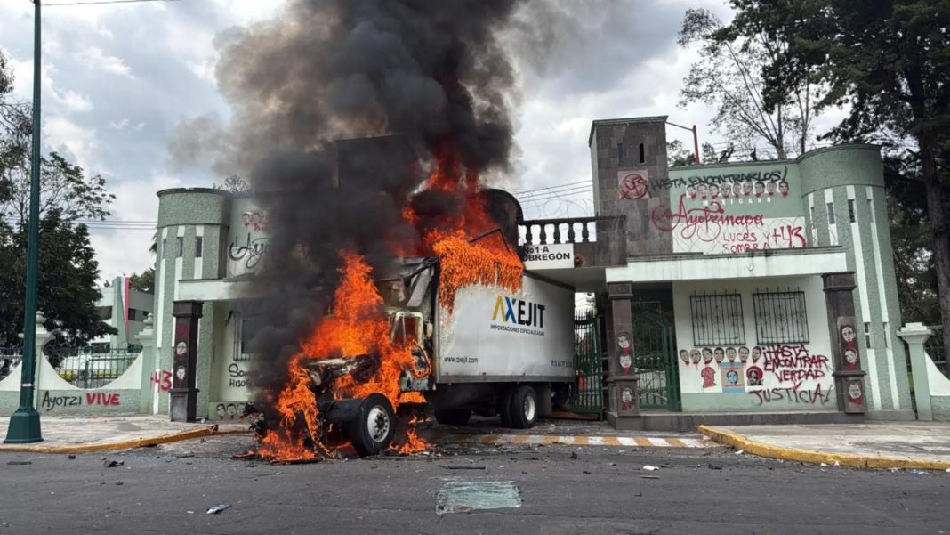 Protesta por Ayotzinapa: derriban portón del Campo Militar 1-A con camión