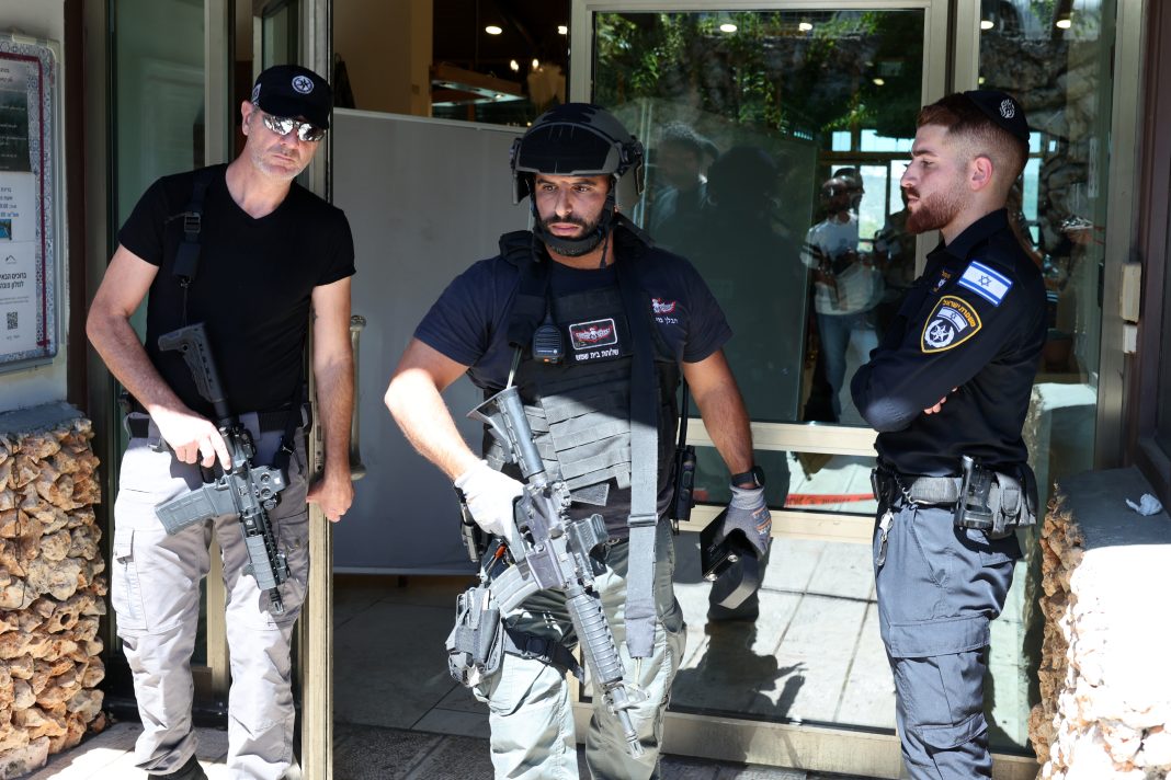 Un palestino presuntamente apuñala a dos personas en un kibutz cerca de Jerusalén