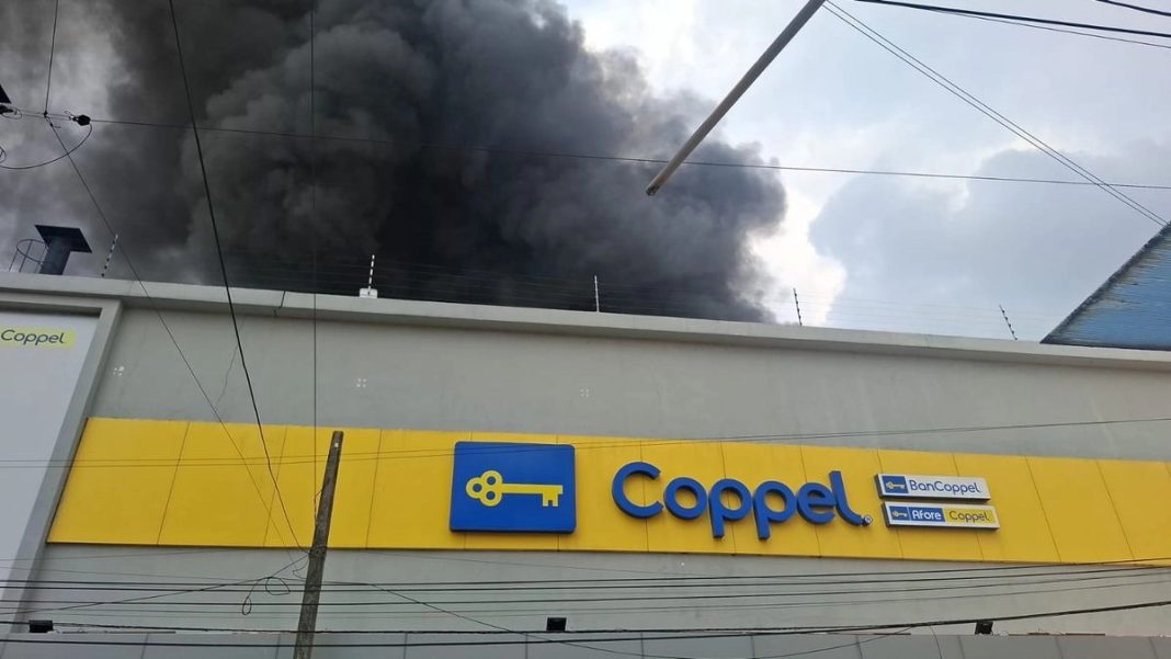 Incendio en Coppel de Veracruz deja una joven fallecida y varios heridos