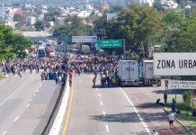 Normalistas y padres de los 43 bloquean la Autopista del Sol en el Parador del Marqués