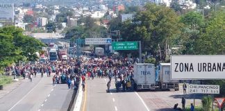 Normalistas y padres de los 43 bloquean la Autopista del Sol en el Parador del Marqués
