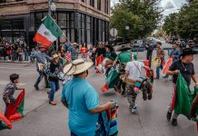 Mexicanos desafiaron a Trump y desfilaron por la Independencia en Chicago y Los Ángeles