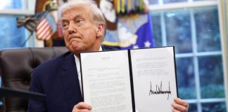 Trump impone aranceles del 100 % a medicamentos