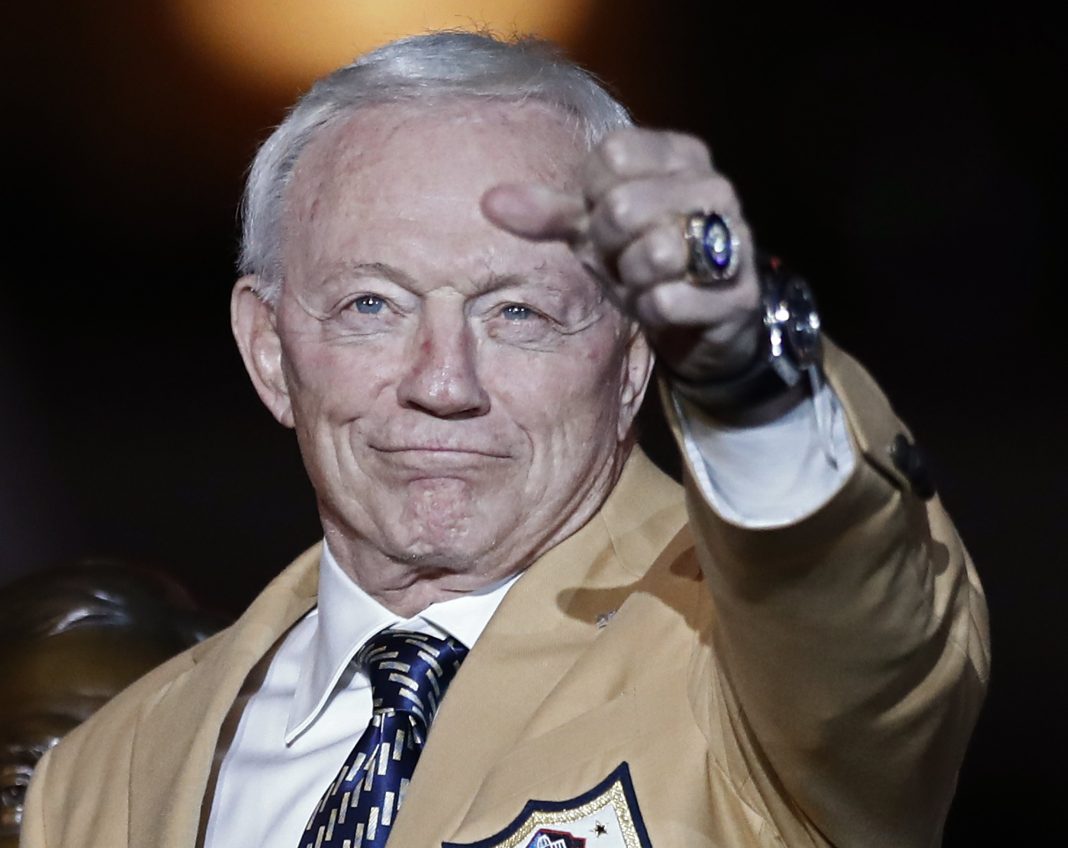 Jerry Jones, propietario de Cowboys se disculpa por gesto obsceno hacia hinchas NFL multa con 250.000 dólares a Jerry Jones por gesto obsceno en el MetLife Stadium