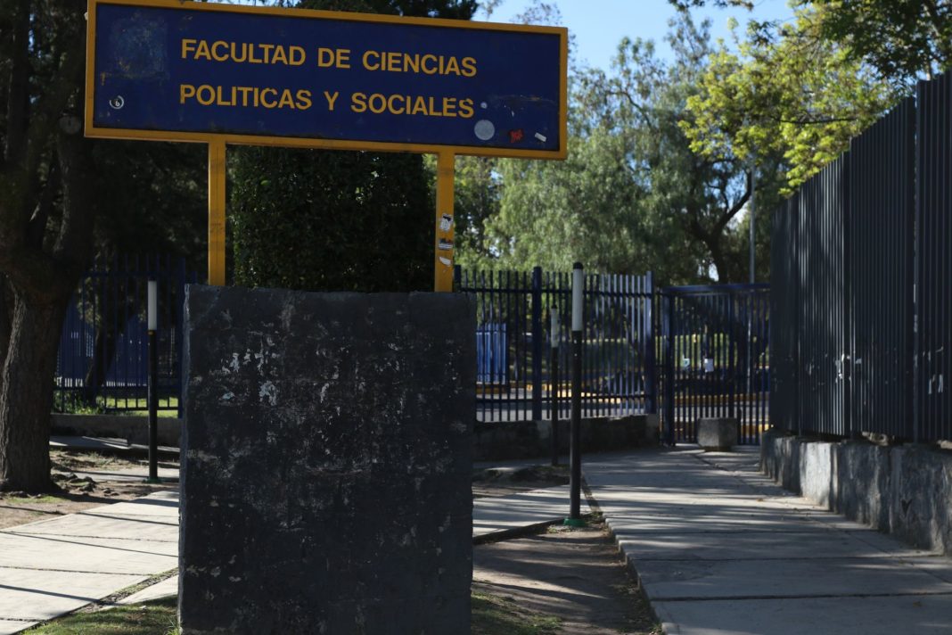 Paro Feminista FCPyS-4.jpg Desalojan la Facultad de Ciencias Políticas y Sociales de la UNAM por amenaza de bomba