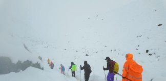 Rescataron a más de 350 senderistas tras tormenta de nieve en el Everest; uno falleció