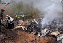 Avión de turistas explota en Kenia y deja 12 muertos