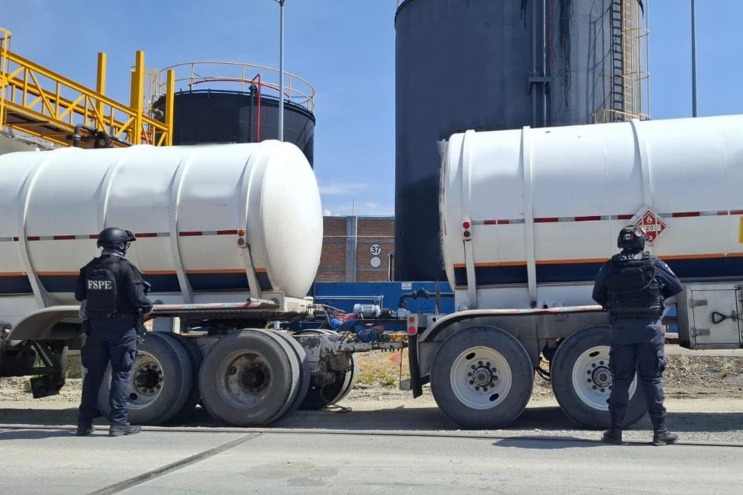 decomiso-historico-huachicol-combustible-silao-guanajuato-1 Fuerzas federales y estatales aseguraron más de 1.6 millones de litros de combustible ilegal en un predio ubicado sobre la carretera Silao–San Felipe, en Guanajuato. El operativo fue resultado de denuncias ciudadanas y trabajos de inteligencia policial que permitieron identificar una red dedicada al almacenamiento y distribución irregular de hidrocarburos. La Secretaría de Seguridad y Paz de Guanajuato informó que se trata del mayor aseguramiento de hidrocarburos en un solo evento en la entidad. El Ministerio Público Federal solicitó y ejecutó una orden de cateo con apego a la ley y respeto a los derechos humanos. Durante la diligencia se aseguraron 1,675,000 litros de combustible, con un valor estimado superior a los 30 millones de pesos. El volumen se compone de 735,000 litros de diésel y 940,000 litros de combustóleo. El combustible estaba almacenado en nueve tanques verticales tipo cisterna, con capacidades que van desde 10 mil hasta un millón de litros. También se encontraron cinco pipas, cuatro vehículos tipo full, tres tractocamiones y tres tanques de transporte. Además, se decomisaron diez bombas de trasvase, diez despachadores con contador de litros y mangueras industriales de alta presión. Todo el material fue asegurado y quedó bajo resguardo del Ministerio Público Federal. Las autoridades indicaron que las investigaciones continúan para identificar las redes logísticas, financieras y operativas involucradas en el acopio y comercialización de hidrocarburos ilícitos. Este operativo representa un golpe significativo a las economías criminales dedicadas al huachicol y evidencia el fortalecimiento de las capacidades de inteligencia policial en Guanajuato.