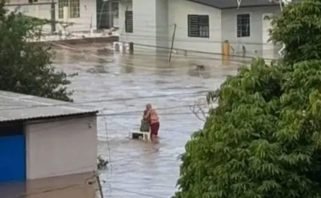 dona-elodia-y-don-hilario-abrazados-en-medio-de-las-inundaciones-en-poza-rica-veracruz Falleció Doña Elodia, mujer que se viralizó al sobrevivir abrazada de su esposo durante las inundaciones de Poza Rica