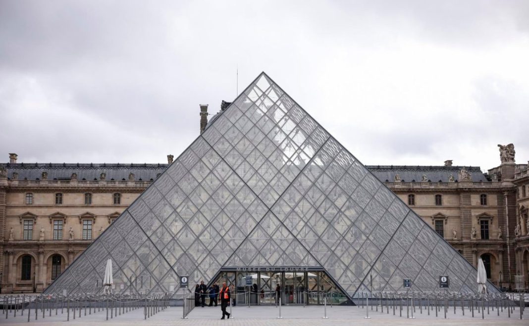 Detienen a dos implicados en el robo de joyas históricas del Museo del Louvre