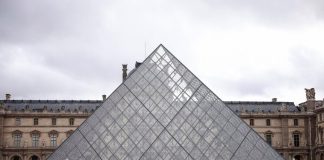 Detienen a dos implicados en el robo de joyas históricas del Museo del Louvre