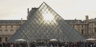 Reabre el Museo Louvre tras robo de las joyas de la corona francesa
