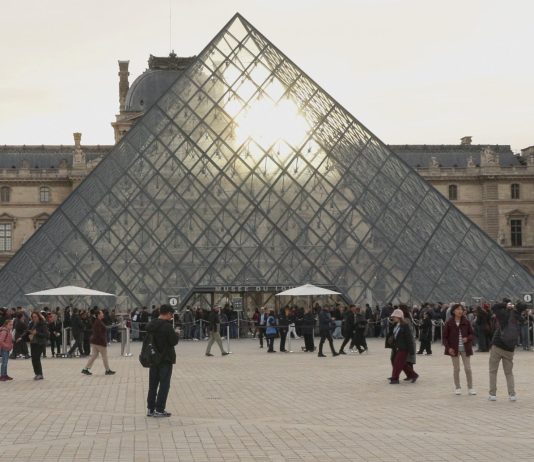 Reabre el Museo Louvre tras robo de las joyas de la corona francesa