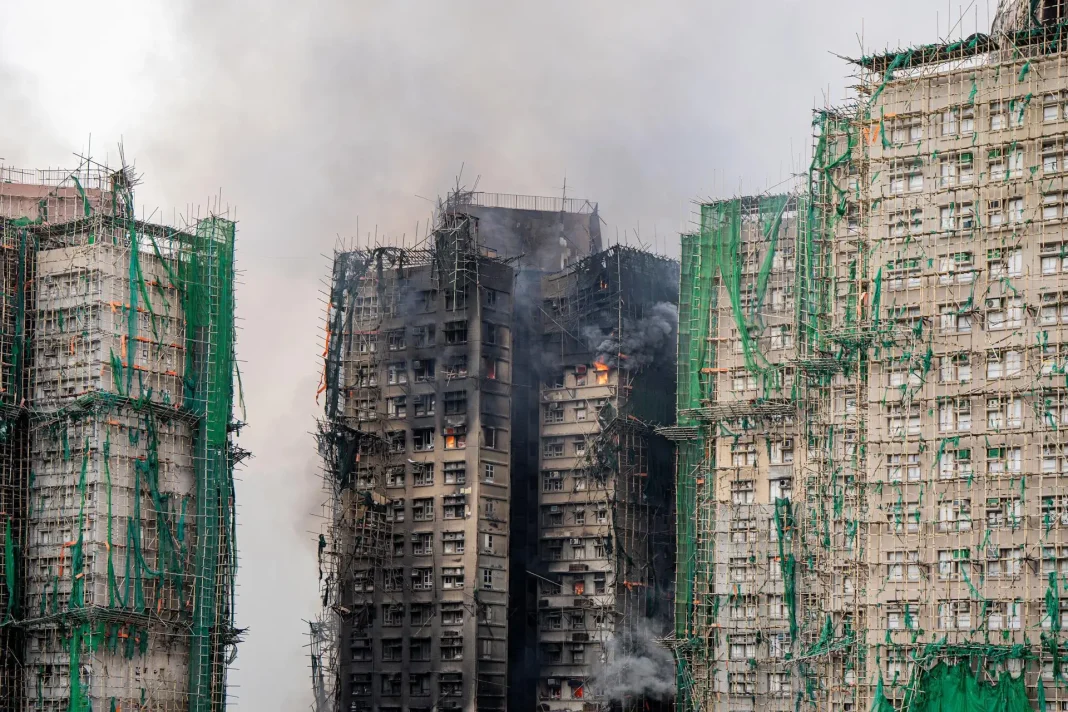 Aumenta a 128 la cifra de muertos por incendio en complejo residencial en Hong Kong