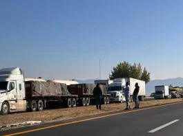 Liberan carreteras tras acuerdos entre transportistas y productores con SEGOB