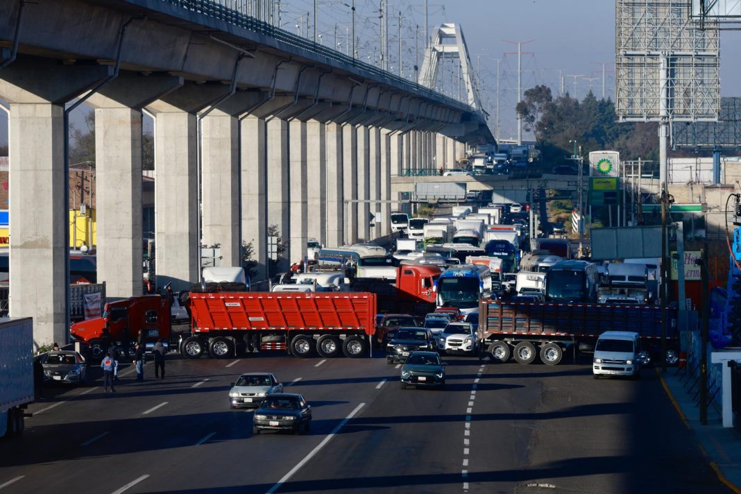 Transportistas y productores reanudan diálogo con SEGOB tras bloqueos en carreteras
