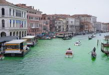 Ecologistas tiñen de verde el Gran Canal de Venecia en protesta contra el cambio climático