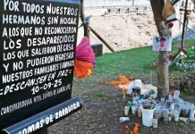 A dos meses de la explosión de pipa en Iztapalapa, mantienen vivo el recuerdo de las víctimas en el Puente de la Concordia